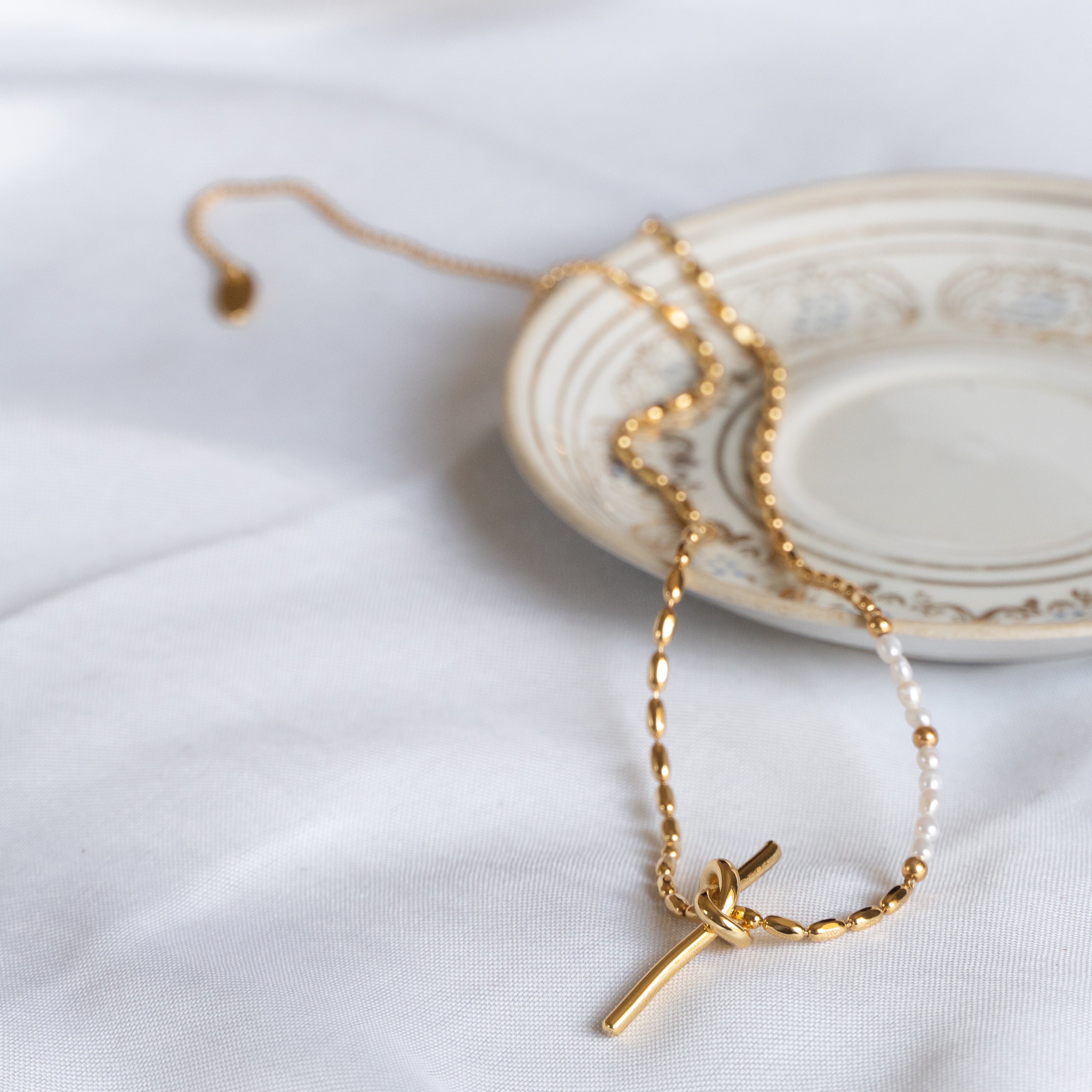 Knot White 18K Gold Brass Anti Tarnish Necklace For Women