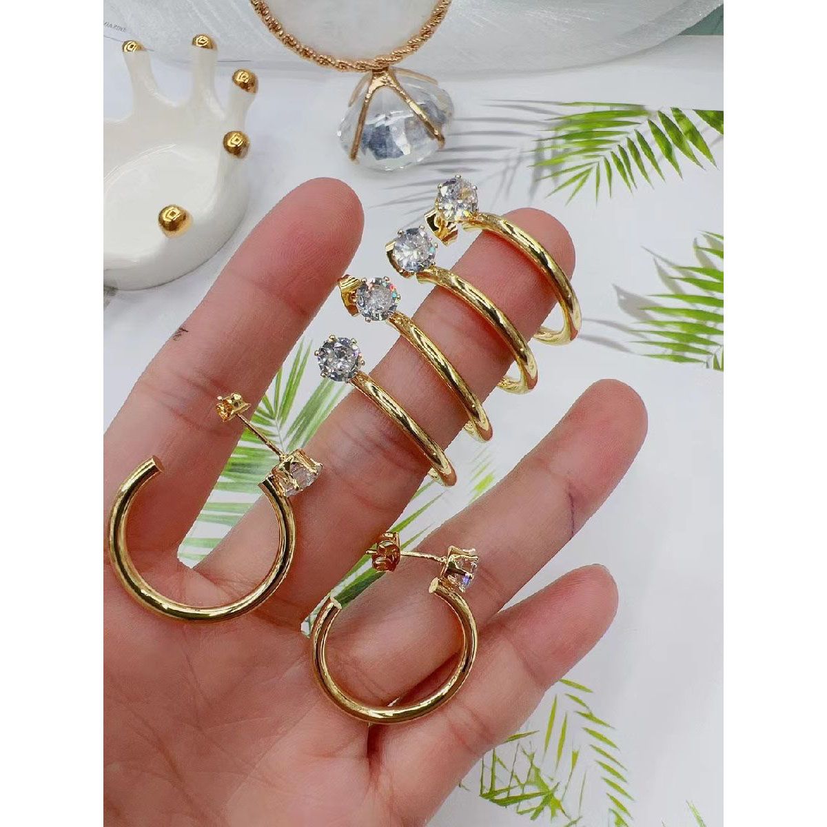 Daily Wear Solitaire Glossy 18K Gold Hoop Bali Earring for Women