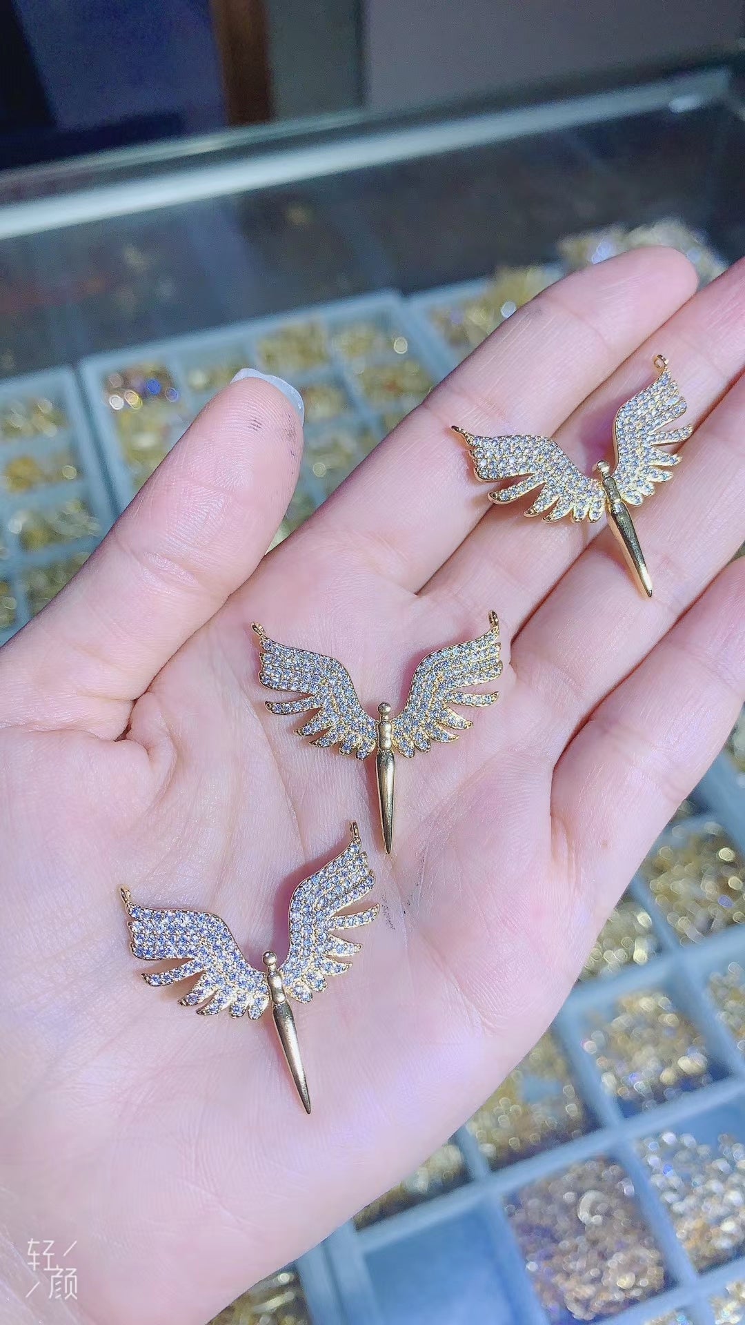 Stylish 18K Gold Cubic Zirconia American Diamond Centre Pcs For Women