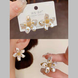 Flower White 18K Gold Mother Of Pearl Anti Tarnish Stud Earring For Women