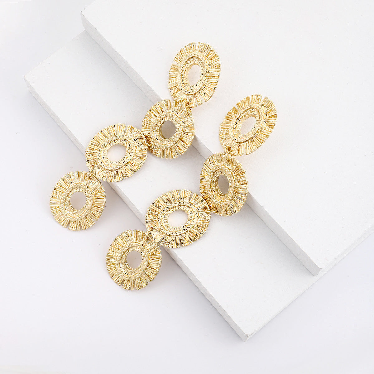 Beaten Finish Round Link 18K Gold Tassel Dangler Earring For Women