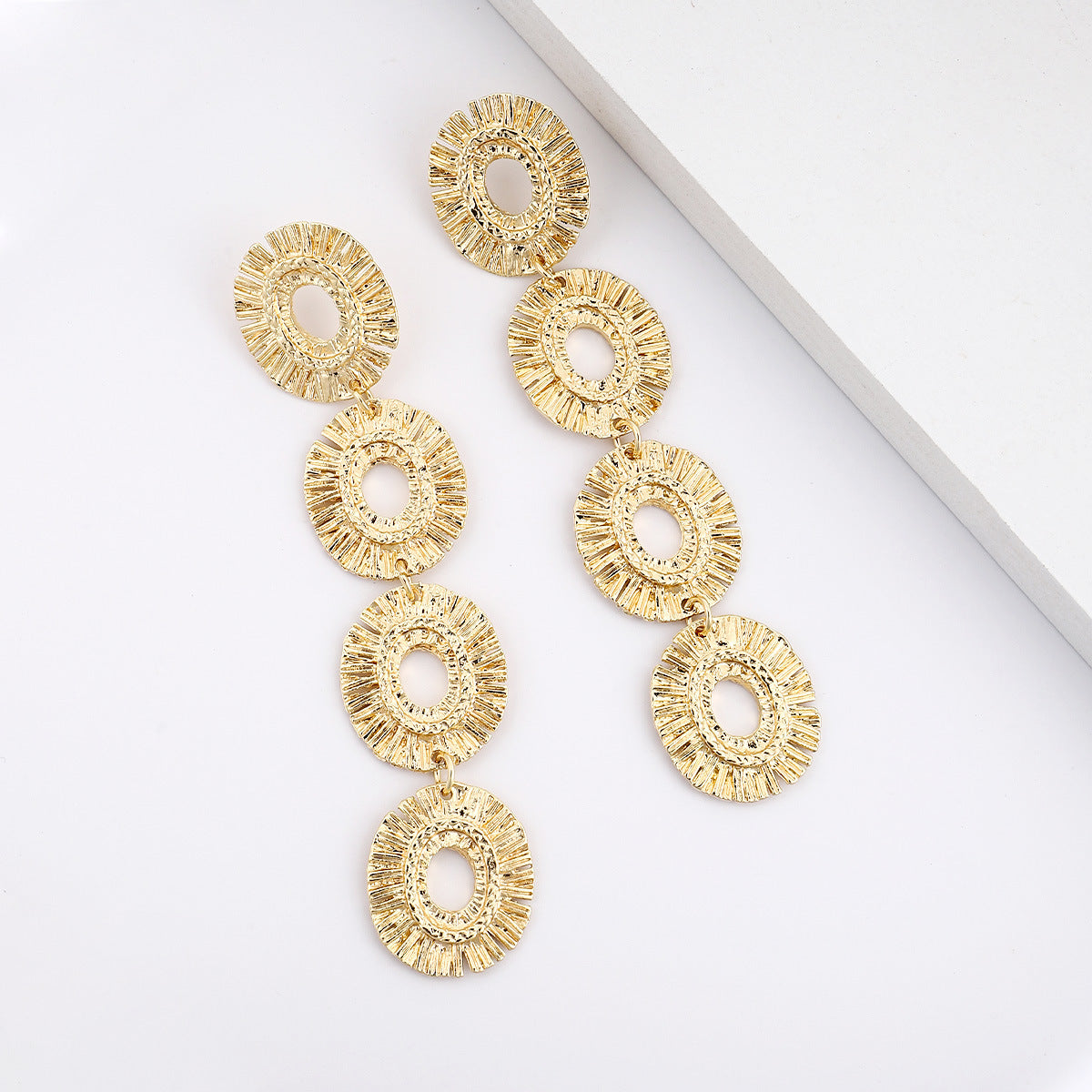 Beaten Finish Round Link 18K Gold Tassel Dangler Earring For Women