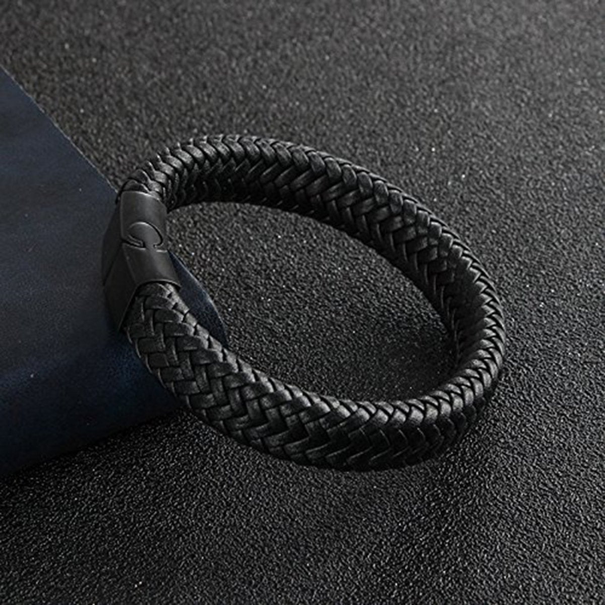 Bracelet with Matt black magnetic clasp and RX09 cable