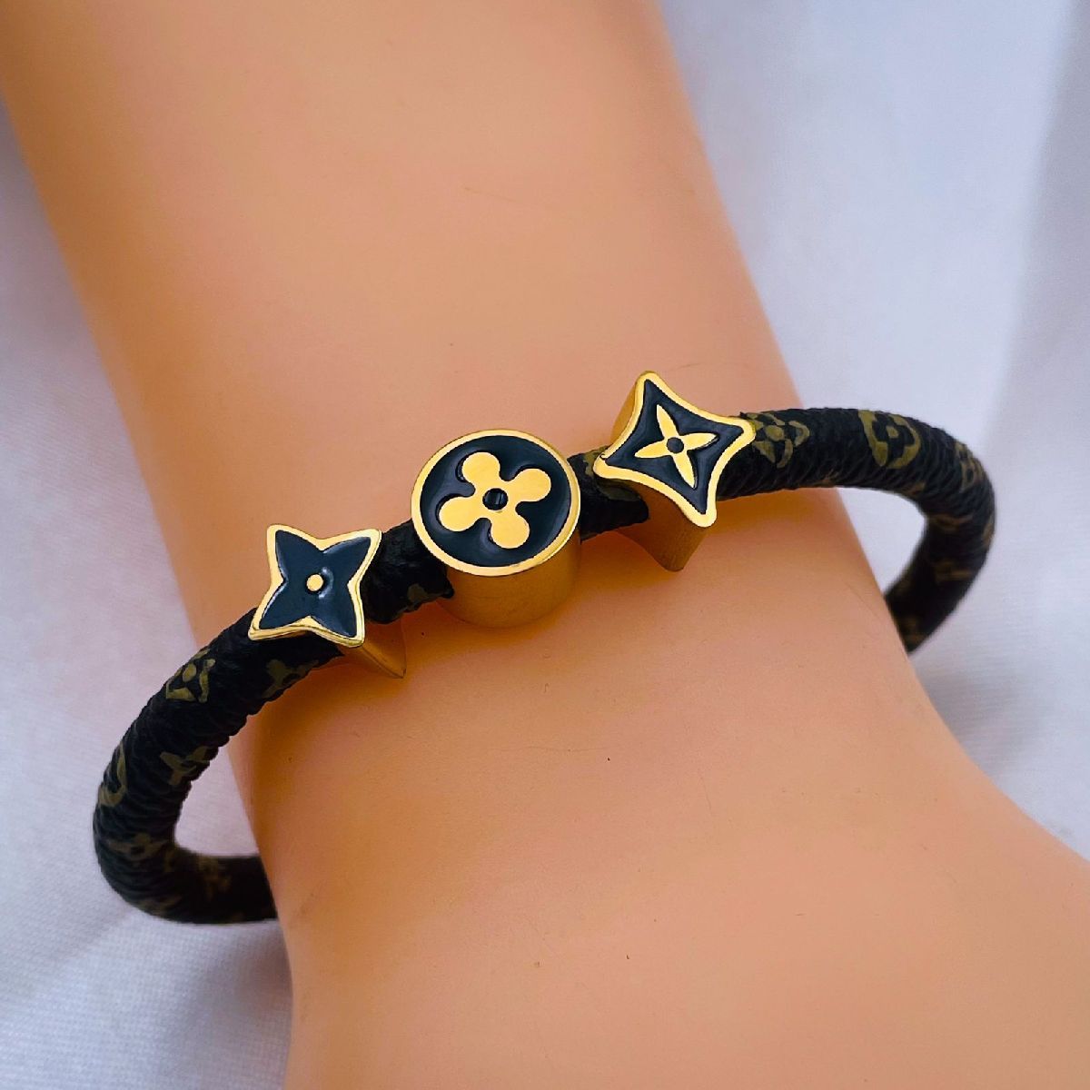 Clover Genuine Leather 18K Gold Stainless Steel Magnetic Bracelet for Women
