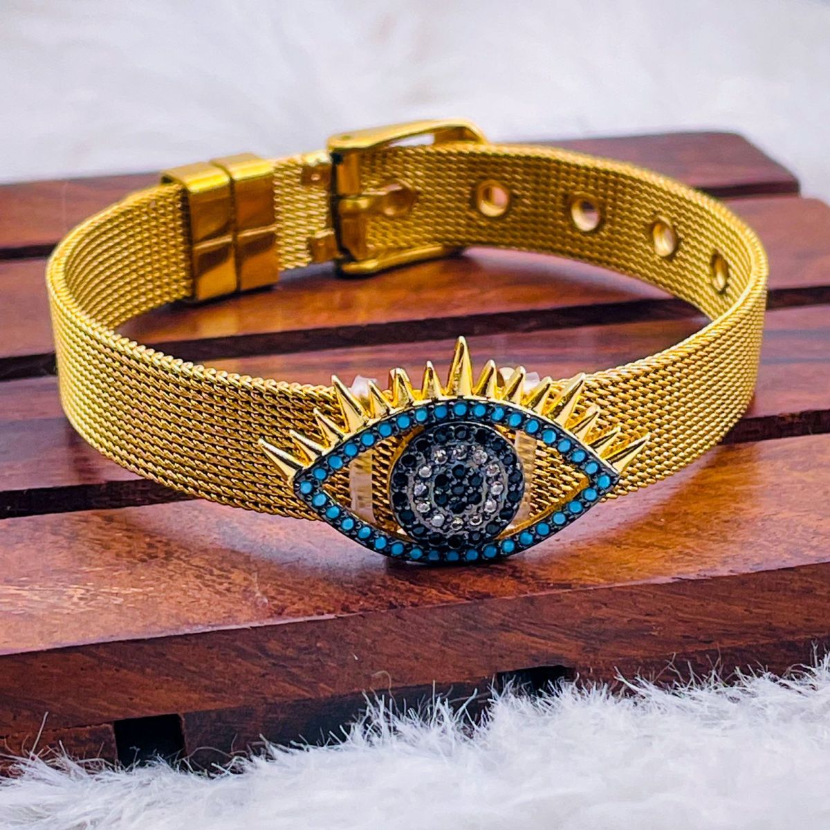 Lips motif watch mesh strap bracelet in gold plating -