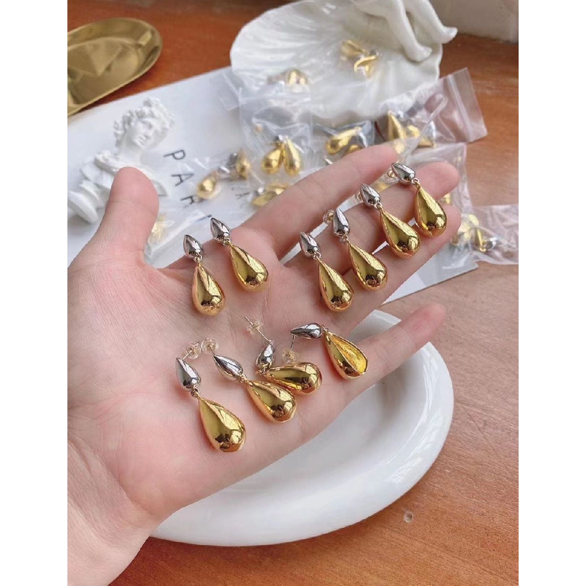 Elsa Peretti™ Teardrop earrings in 18k gold. | Tiffany & Co.
