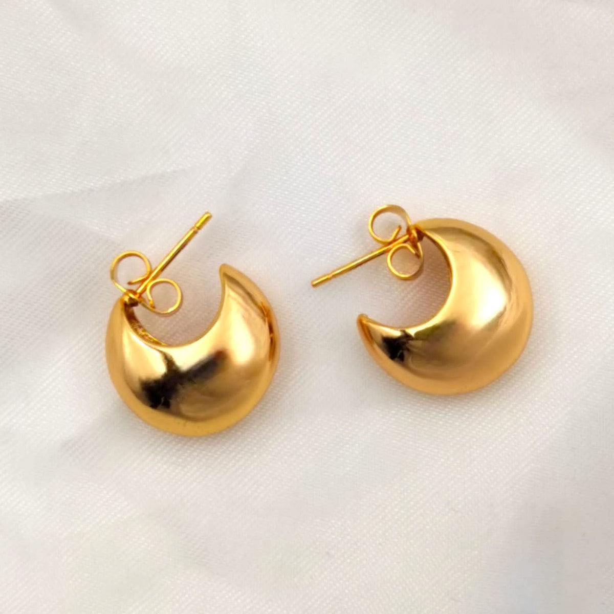 Tiny Crescent Stainless Steel Anti Tarnish 18K Gold Hoop Earring for Women