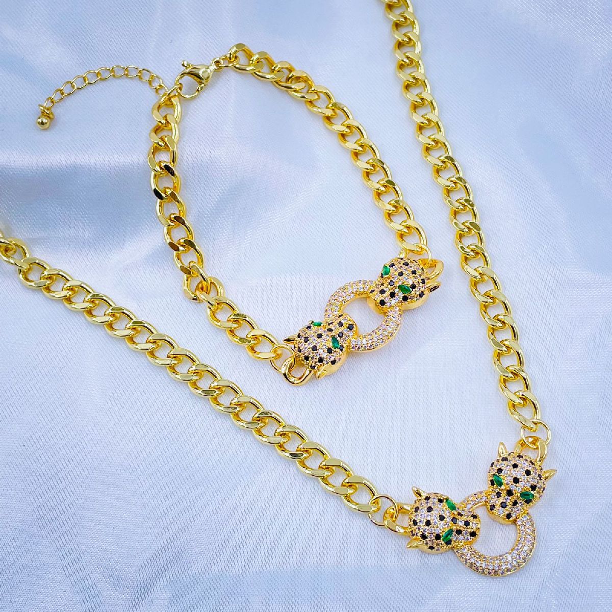 14 Karat Yellow Gold Ladies Polished Panther Link Necklace Italy For Sale  at 1stDibs